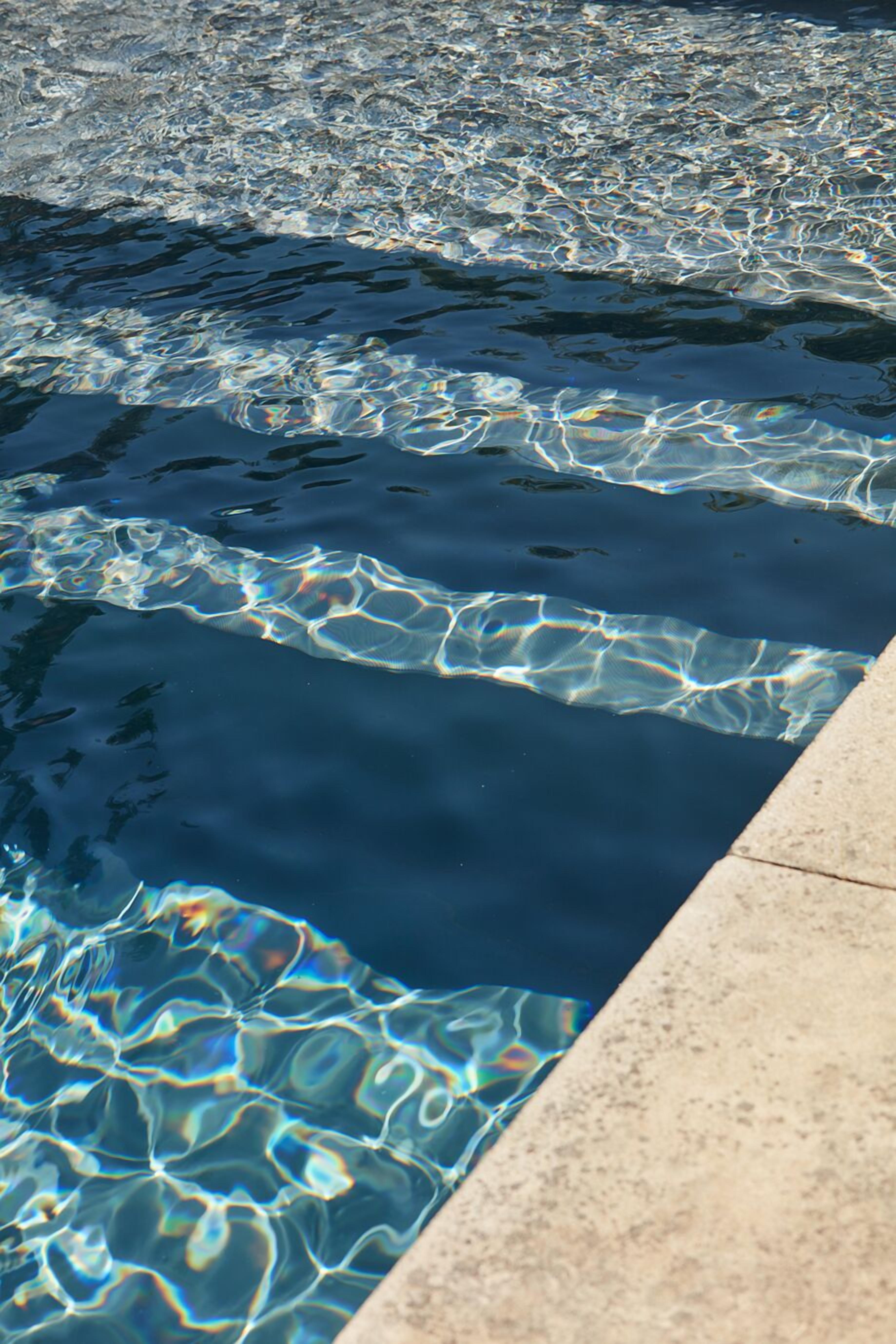 Una piscina cristalina con visibles ondulaciones y reflejos.