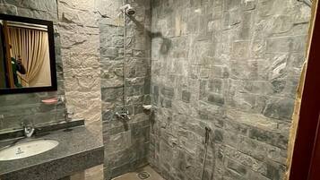 Executive Apartment | Bathroom | Shower, rainfall showerhead, free toiletries, towels