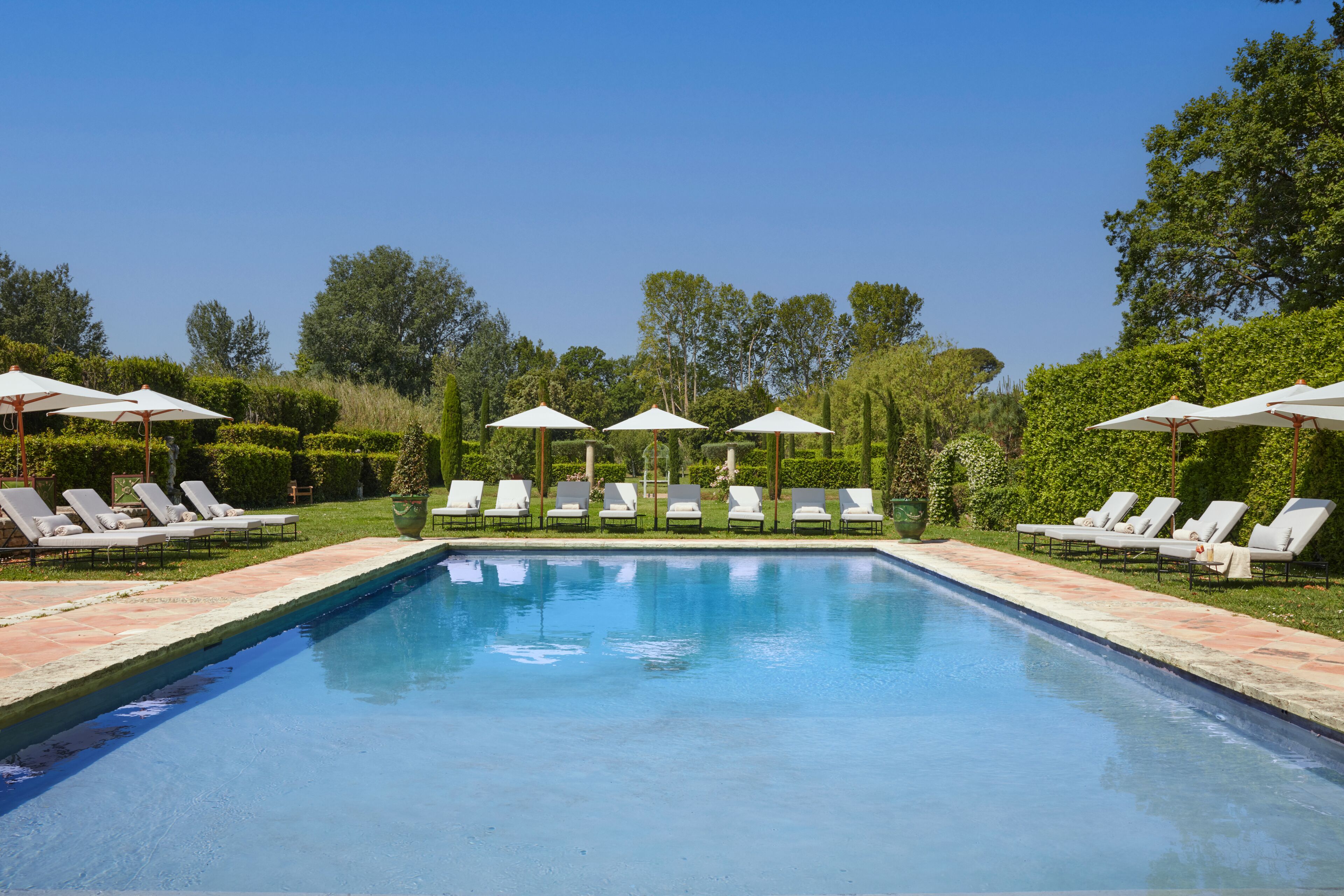 Kolam renang terbuka bermusim 