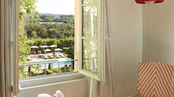 Premium bedding, free minibar items, in-room safe