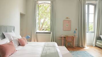 Suite junior | Ropa de cama de alta calidad y minibar (con algunos artículos gratuitos)