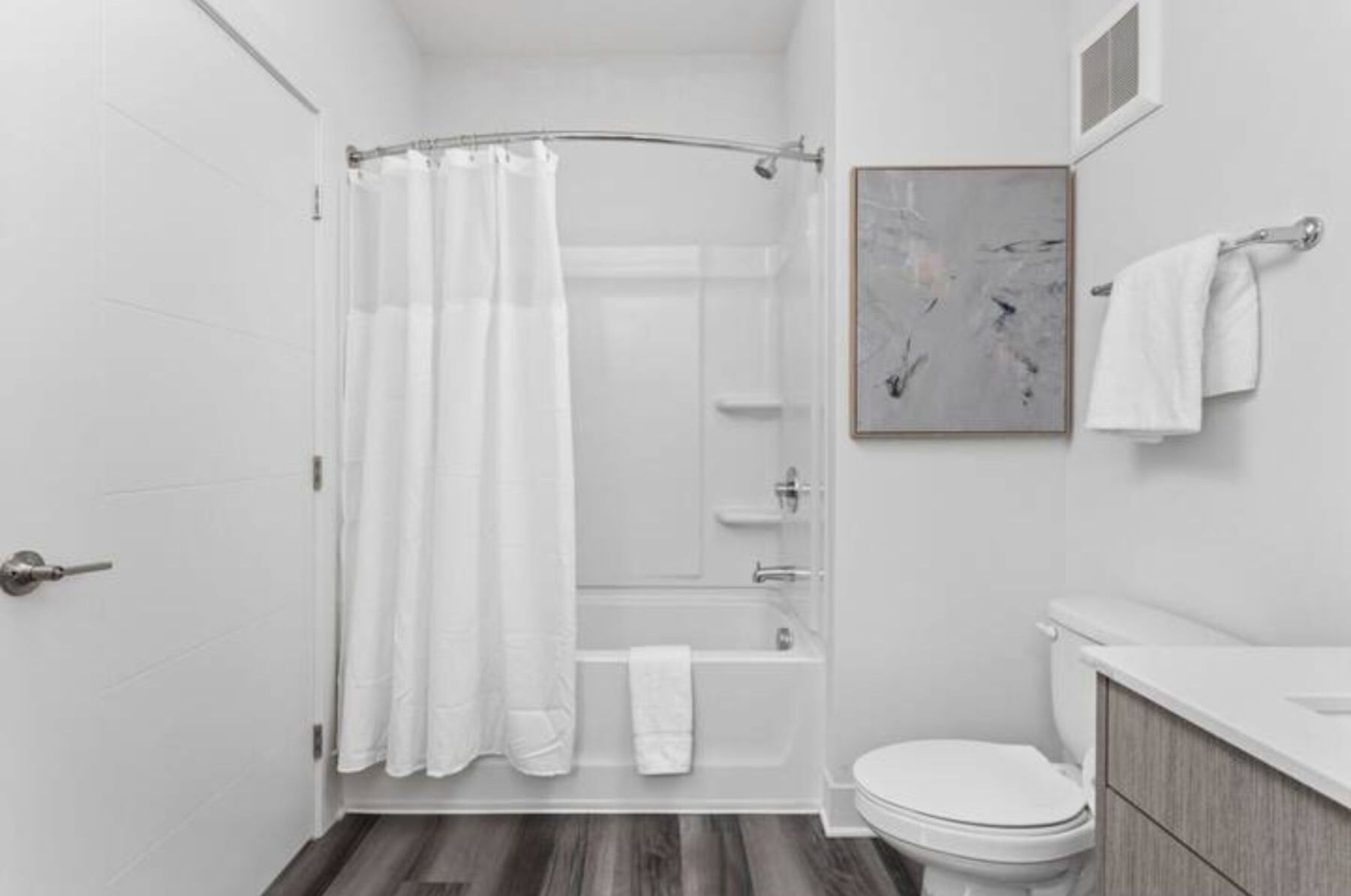 Une salle de bain moderne équipée d’une douche, d’une baignoire et de toilettes.