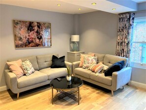 Smart TV, DVD player, offices - Escape 2 Unwind, Minster retreat - Sleeps 5 (York)