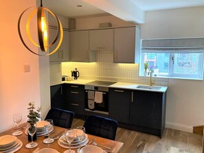 ثلاجة، ميكروويف، فرن، موقد طهي مسطح