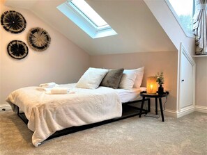 2 soverom, skrivebord, strykejern/-brett og reiseseng for barn