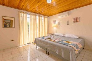 3 bedrooms, desk, iron/ironing board, free WiFi