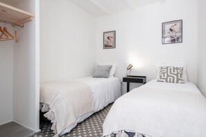 5 bedrooms, iron/ironing board, WiFi, bed sheets
