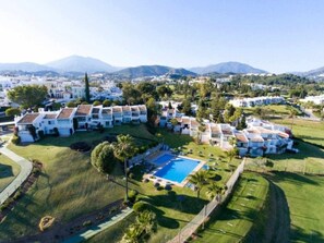 Exterior - Beautiful Apartment in Azahara 1 - Frontline Golf with Sea & Mountain Views, Pool & Parking (Marbella)