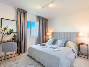 2 bedrooms, free WiFi, bed sheets - Beautiful Apartment in Azahara 1 - Frontline Golf with Sea & Mountain Views, Pool & Parking (Marbella)