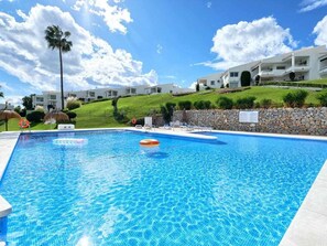 Pool - Beautiful Apartment in Azahara 1 - Frontline Golf with Sea & Mountain Views, Pool & Parking (Marbella)