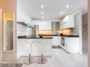 Kühlschrank, Mikrowelle, Ofen, Geschirrspüler