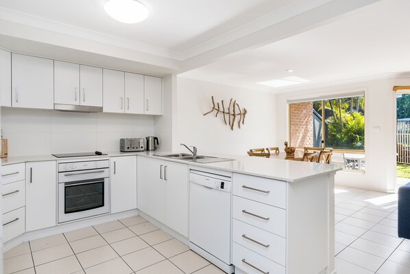 Fridge, microwave, oven, stovetop - Bayside Court - Three Bedroom (Byron Bay)