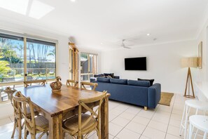 Interior - Bayside Court - Three Bedroom (Byron Bay)