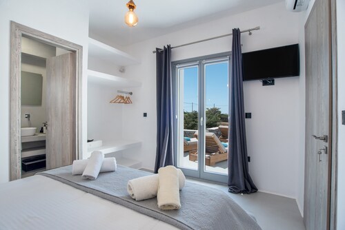 Villa 'Blue Bell Resort Sunrise' with Sea View, Wi-Fi and Air Conditioning