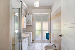 Een douche, een haardroger, handdoeken