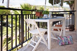 Outdoor dining - Apartment 'Mari Fior' with Sea View, Balcony and Wi-Fi (San Bartolomeo)