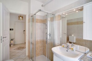 Dusche, Haartrockner, Handtücher