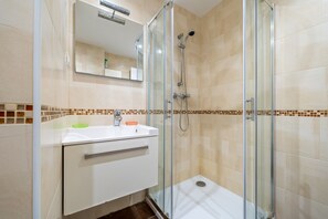 Dusche, Haartrockner, Handtücher