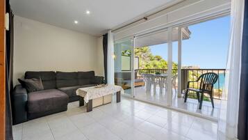 Een televisie en een stereo