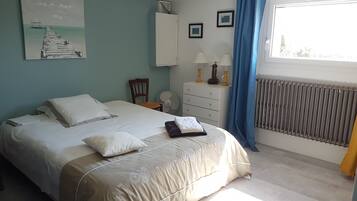 2 bedrooms, iron/ironing board, free WiFi, bed sheets