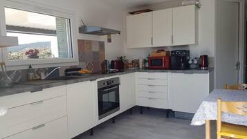 Een koelkast, een microgolfoven, een oven, een kookplaat