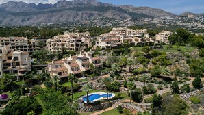 A residential area with multiple apartment buildings, a swimming pool, and mountains in the background. - Apartment 'Villa Gadea 4-3' with Sea View, Wi-Fi and Air Conditioning (ALTEA)