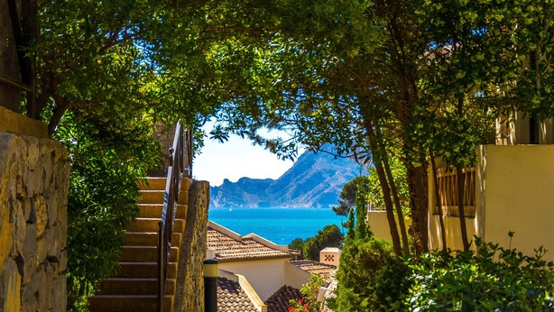A stone staircase leading to a building with a view of the sea and mountains. - Villa Gadea 7-2 Apartment with Sea Views, Wi-Fi, and Air Conditioning (Altea)