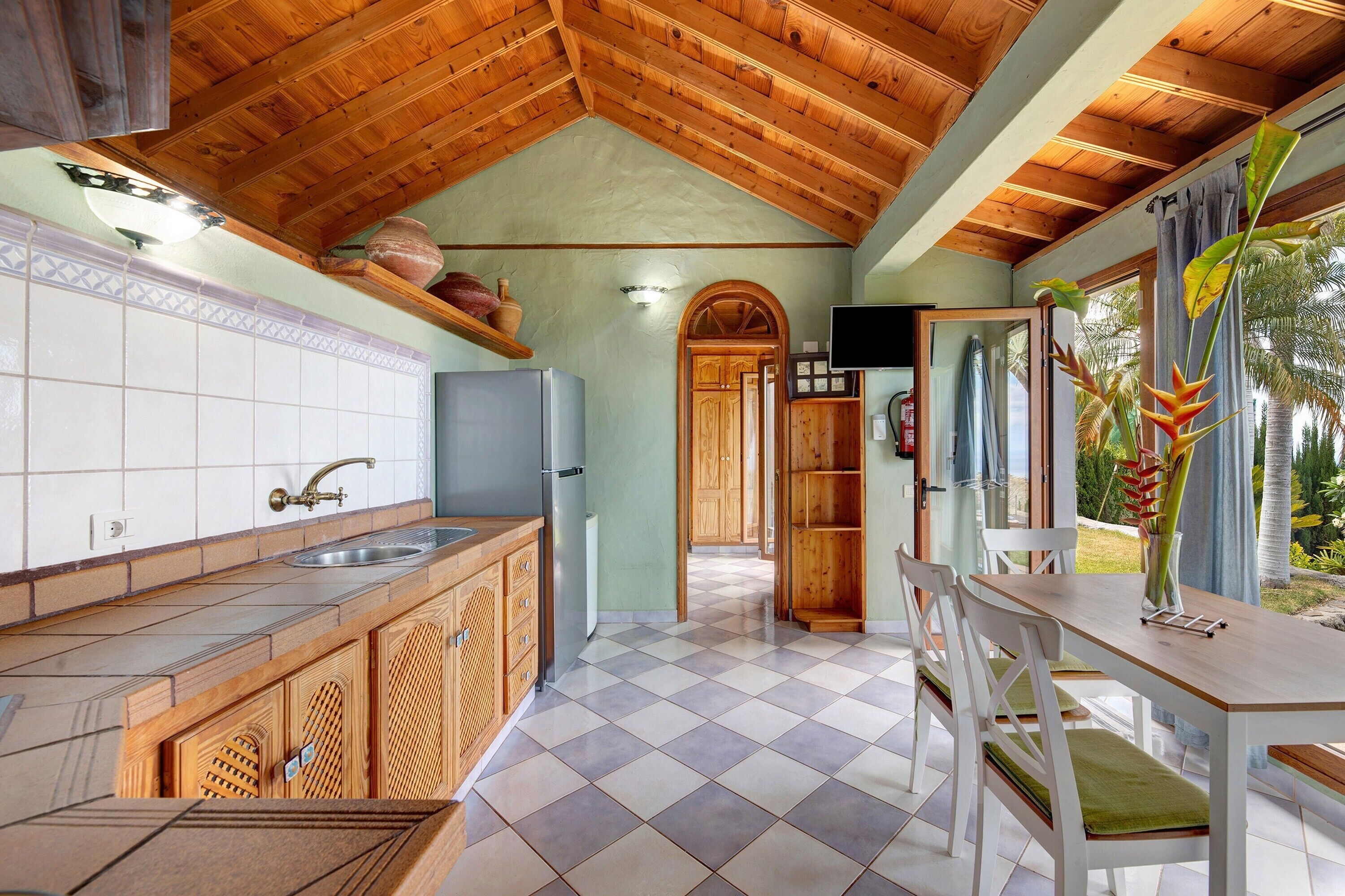 Frigorífico, microondas, placa de cocina y cafetera o tetera