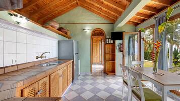 Frigorífico, microondas, placa de cocina y cafetera o tetera