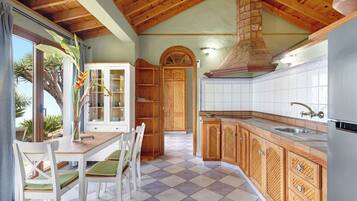 Een koelkast, een magnetron, een kookplaat