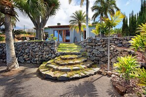 Property grounds - Villa 'Gorgonia' with Sea View, Private Garden and Wi-Fi (tijarafe)