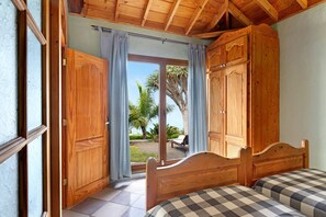 2 bedrooms, iron/ironing board, free WiFi, bed sheets - Villa 'Gorgonia' with Sea View, Private Garden and Wi-Fi (tijarafe)