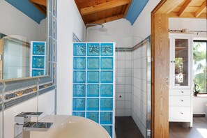 Shower, hair dryer, towels - Holiday Home 'Las Vetas' with Sea View, Private Pool and Wi-Fi (tijarafe)