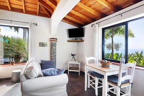 TV - Holiday Home 'Las Vetas' with Sea View, Private Pool and Wi-Fi (tijarafe)