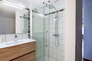 Douche, sèche-cheveux, serviettes fournies