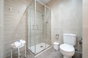 Shower, towels - Holiday Apartment "Cambrils Turistic 3a" with Balcony & Wi-Fi (Cambrils)