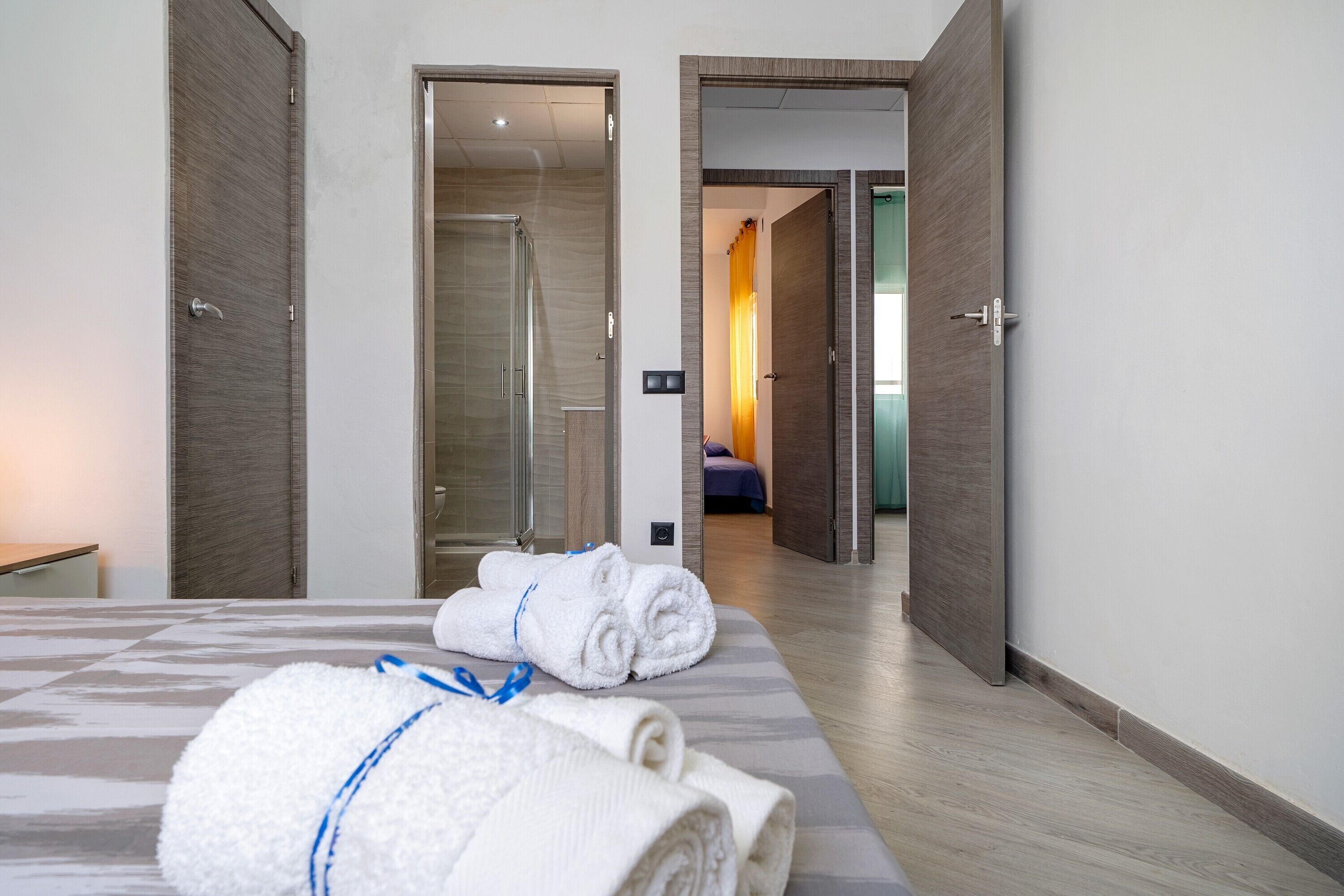 3 slaapkamers, een strijkplank/strijkijzer, gratis wifi, beddengoed