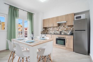 Frigorífico, microondas, horno y placa de cocina
