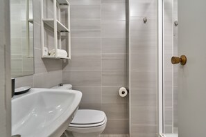 Douche, sèche-cheveux, serviettes fournies