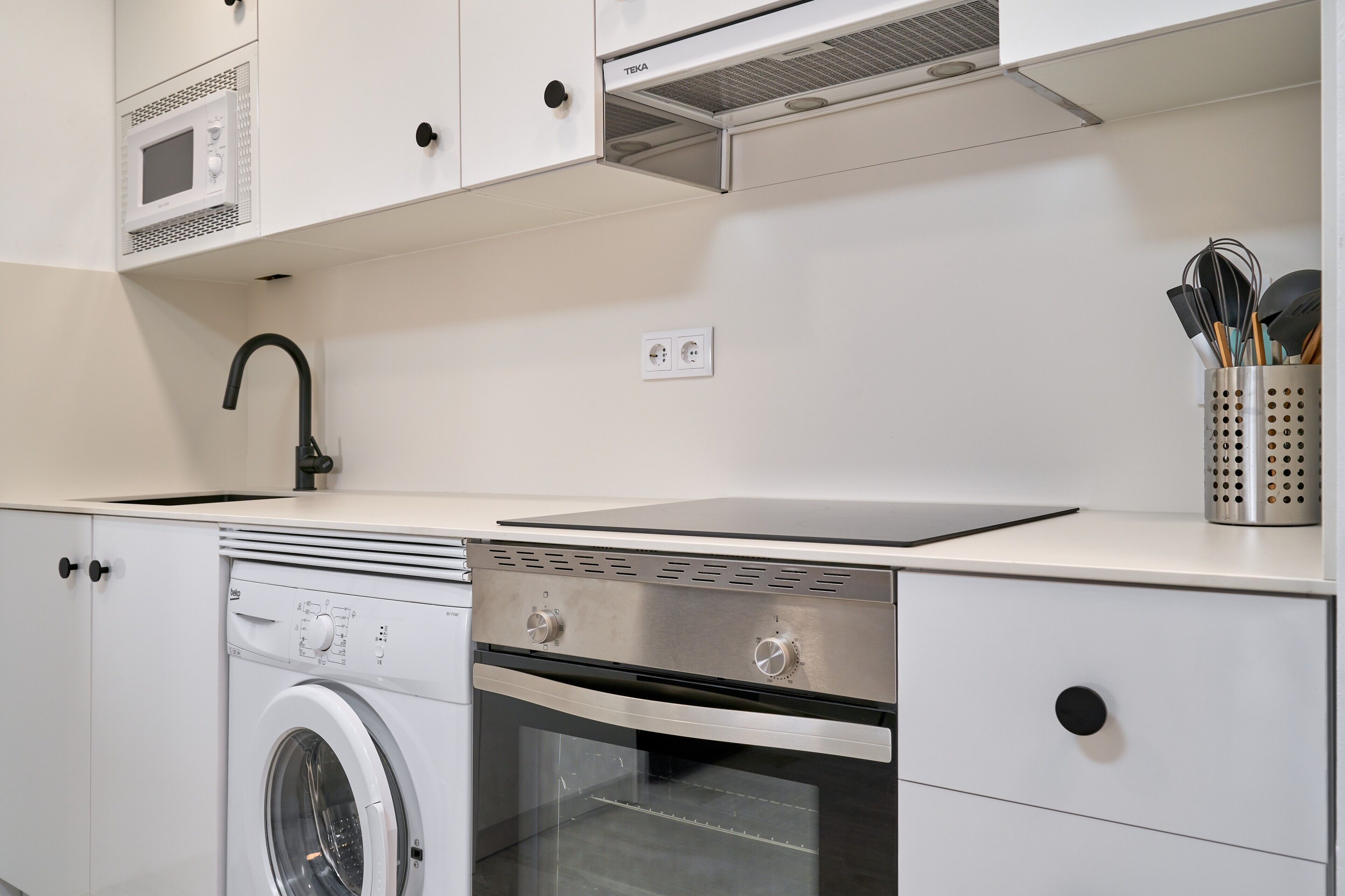 Frigorifero, microonde, forno, piano cottura