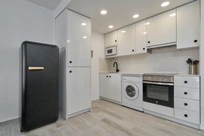 Frigorifero, microonde, forno, piano cottura
