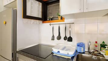 Refrigerador, microondas, horno y parrilla de estufa