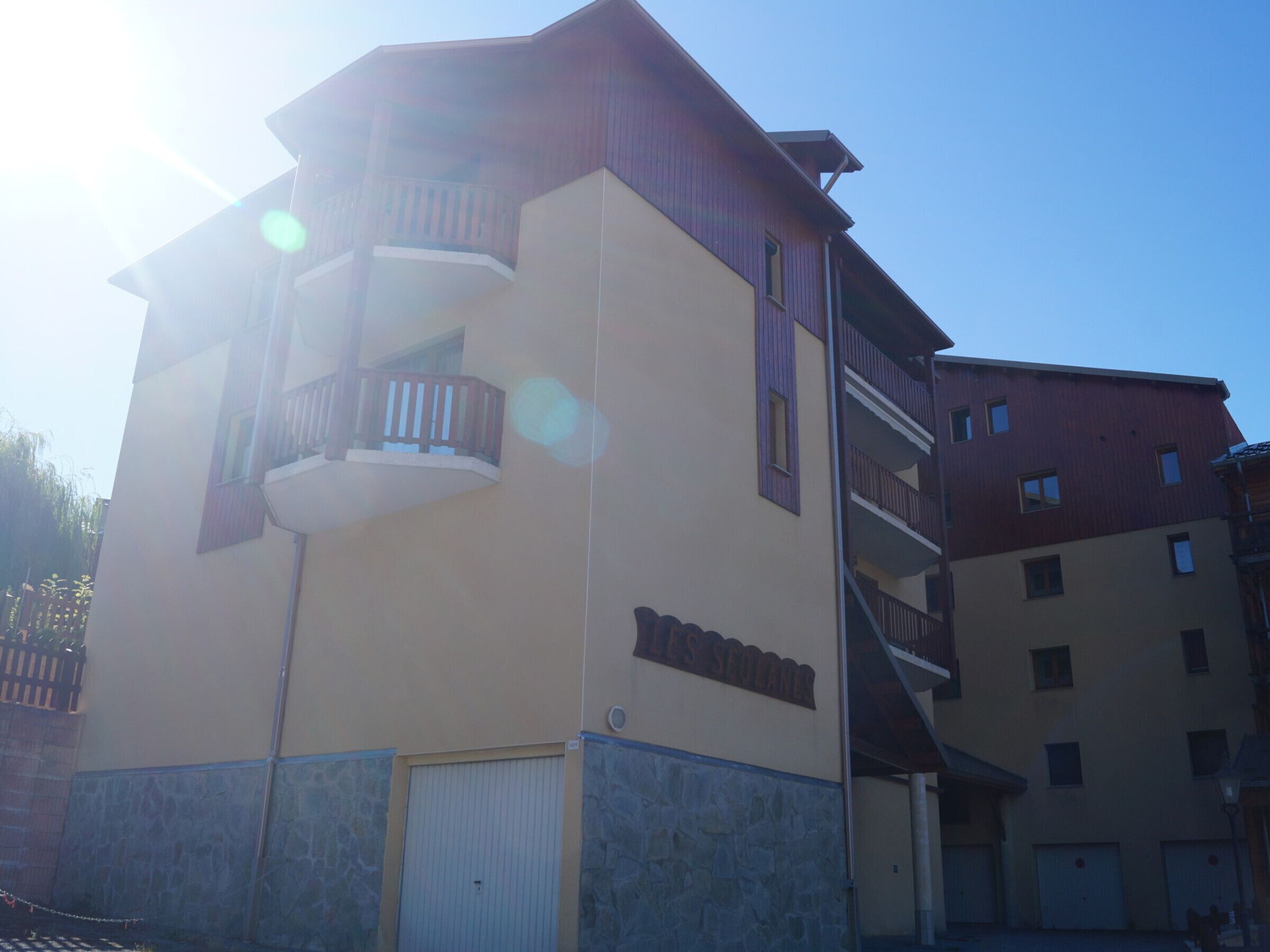 Un immeuble à plusieurs étages, doté de balcons, d’un rez-de-chaussée en pierre et d’une enseigne indiquant « Hôtel Spalanzes ».