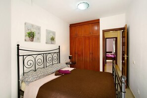 2 bedrooms, iron/ironing board, free WiFi, bed sheets