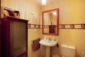 Baignoire, sèche-cheveux, serviettes fournies