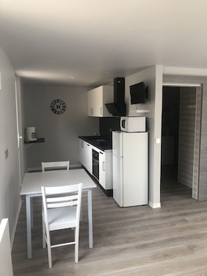 Een koelkast, een microgolfoven, een oven, een kookplaat