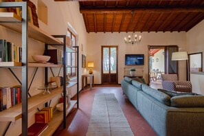 Smart TV, chimenea, futbolito y servicios de streaming