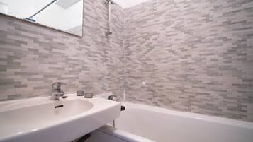 Een bad, een haardroger, handdoeken