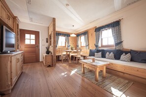 Een televisie en een tafeltennistafel