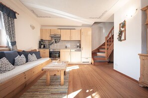 TV, ping pong - Holiday Apartment "Enzian" with Mountain View, Balcony & Wi-Fi (Acereto)